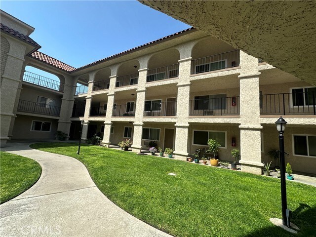 Foto del edificio - 3010 Montrose Ave