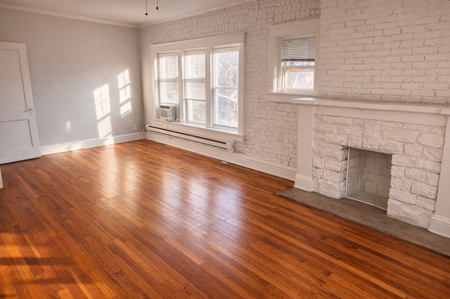 Building Photo - Spacious Two Bedroom Apartment