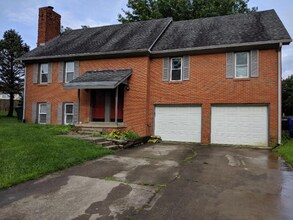 Building Photo - 474 Woodview Dr