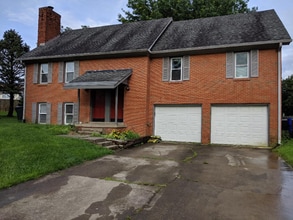 Building Photo - 474 Woodview Dr