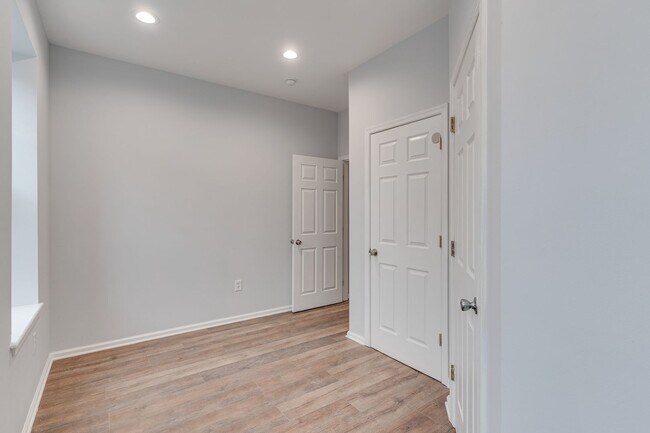 Foto del edificio - Newly Renovated Temple Apartment