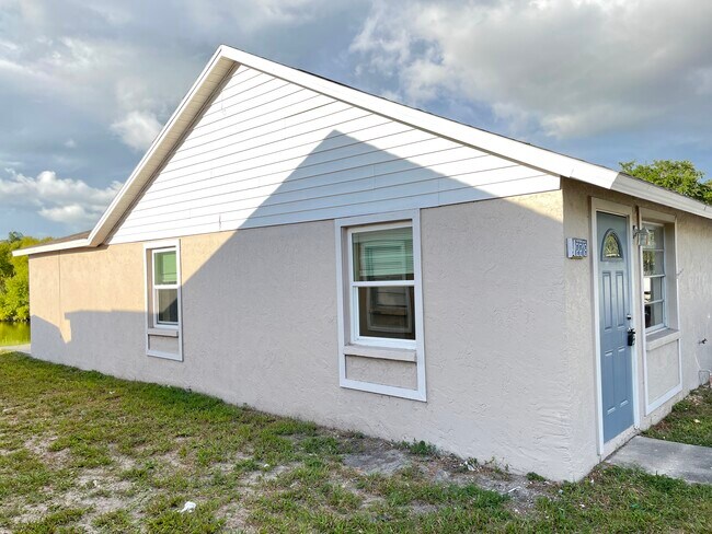Building Photo - 2218 30th Ave W