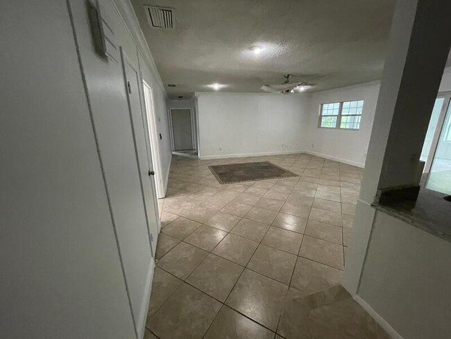 Building Photo - 1674 Louis Dr