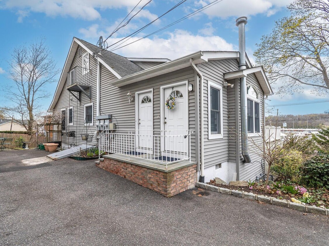 Primary Photo - 65 Shore Rd