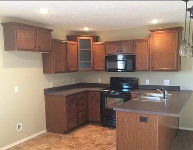 Building Photo - 3 Bed, 2Bath, 2 Car Garage, with Fenced in Yard!!