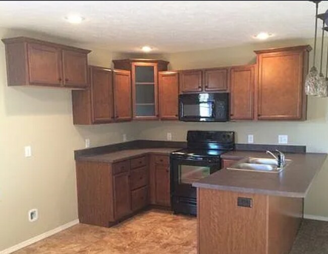 Foto del edificio - 3 Bed, 2Bath, 2 Car Garage, with Fenced in Yard!!