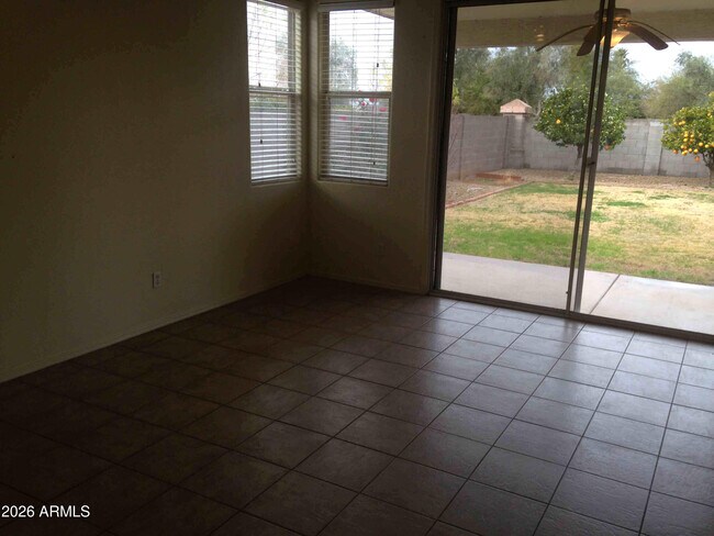 Foto del edificio - 2592 E Brooks St
