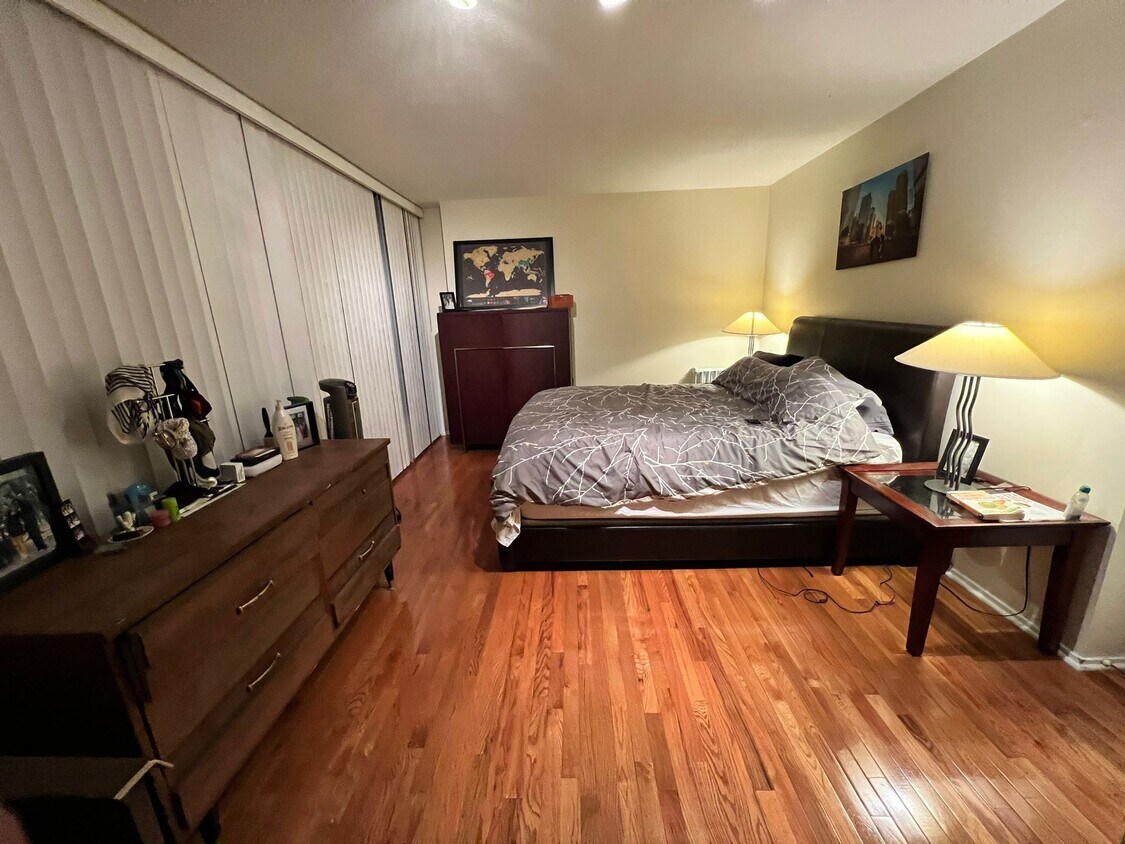 bedroom - 230 E Ontario St