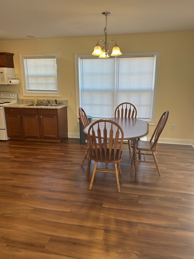 Foto del edificio - 7004 Oak Grove Rd