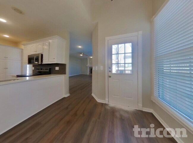 Foto del edificio - Available Now In NW Highcliffe Dr.