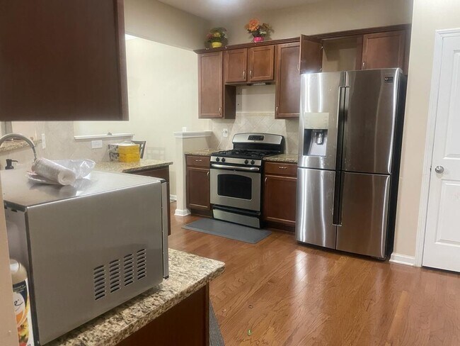 Building Photo - 1585 Faircrest Ln
