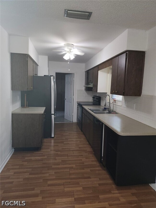 Foto del edificio - 112 Kerr Cir
