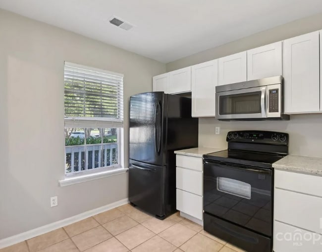 Building Photo - 8204 Golf Ridge Dr