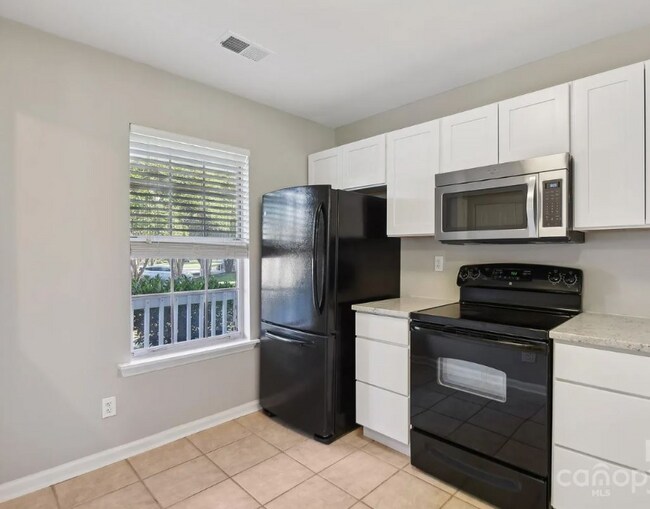 Foto del edificio - 8204 Golf Ridge Dr