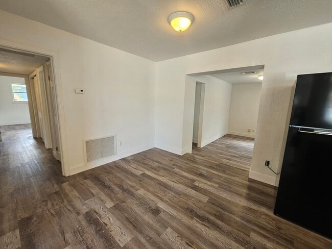 Building Photo - 1040 Hickory Ln