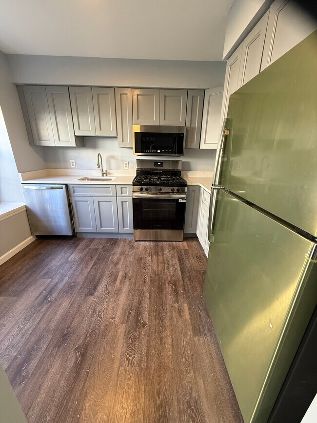 Foto del edificio - 713 Pinehurst Ct