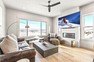 Building Photo - 6537 Silver Creek Dr