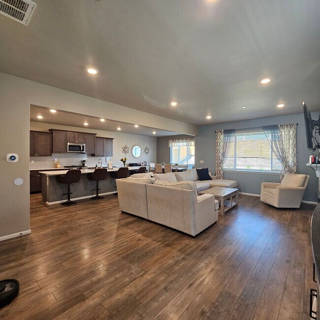 Foto del edificio - Modern 4-Bedroom Home with Loft, EV Charge...