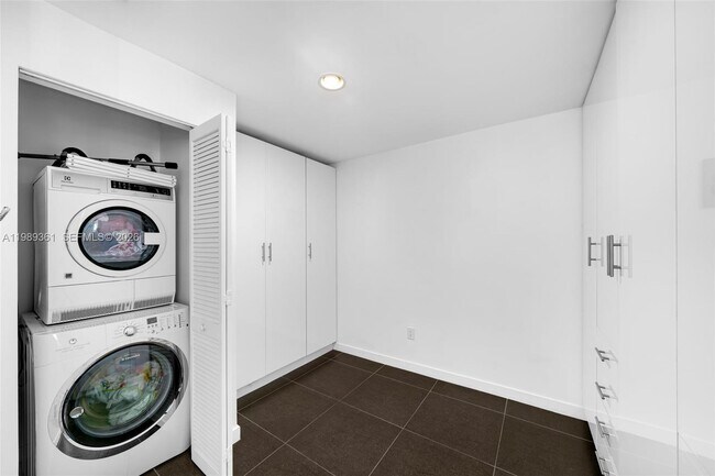 Building Photo - 300 S Biscayne Blvd