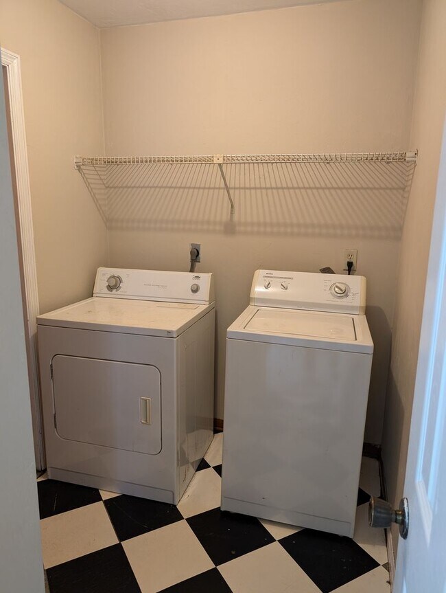 Building Photo - AVAILABLE 8/1/25 - Large 2/1 Townhouse Clo...