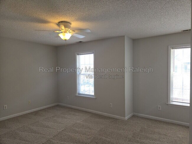 Foto del edificio - 5105 Jimmy Ridge Pl