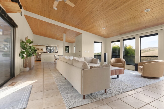 Building Photo - 112 Duck Ct