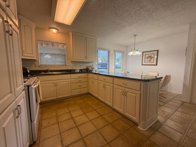 Foto del edificio - Prestigious Gated Living in Mission Trace-...