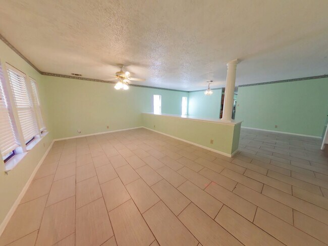 Building Photo - Large beautiful home