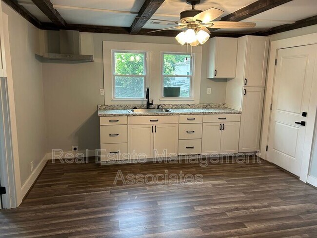 Foto del edificio - 821 E Tinsley St