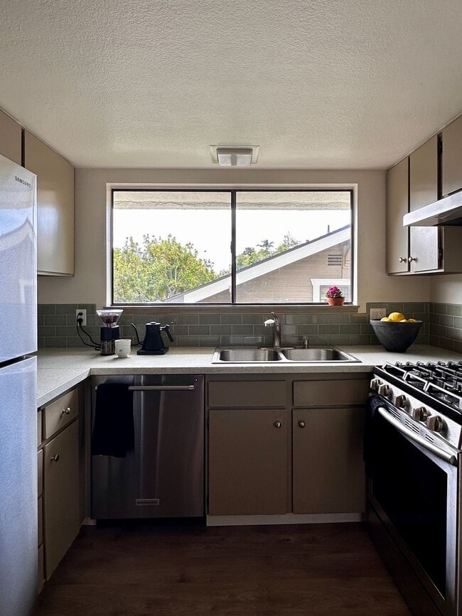 Building Photo - 1616 Chapala St