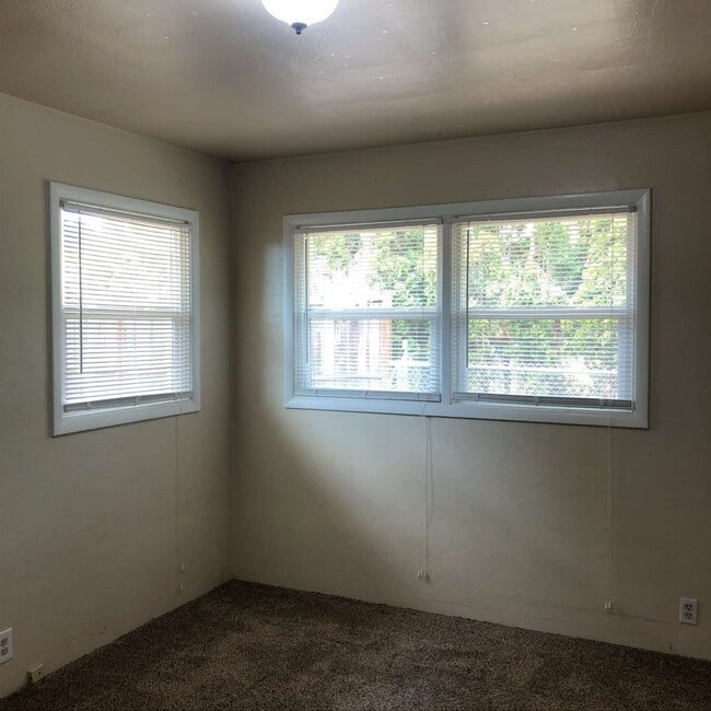 Building Photo - Cute & Cozy Two Bedroom House
