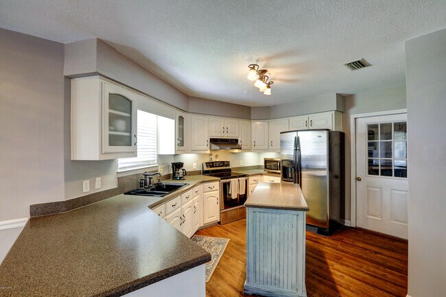 Building Photo - 5339 Rushmore Dr