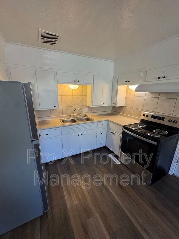 Foto del edificio - 2943 E University St