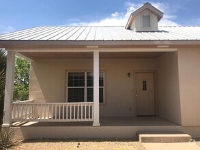 Building Photo - 905 W Eagle Pass St