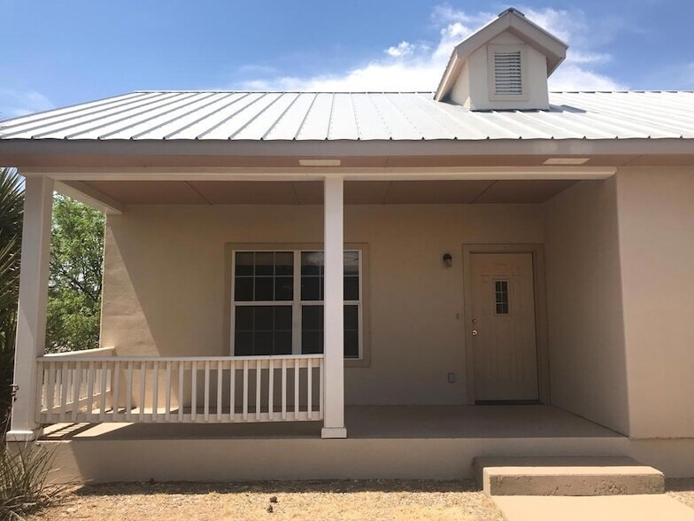 Primary Photo - 905 W Eagle Pass St