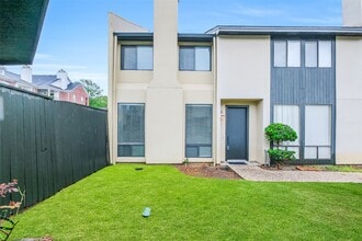 Building Photo - 1112 Bering Dr