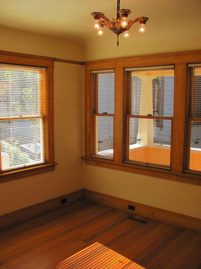 Foto del edificio - Vintage Arts & Crafts style, fully-remodel...