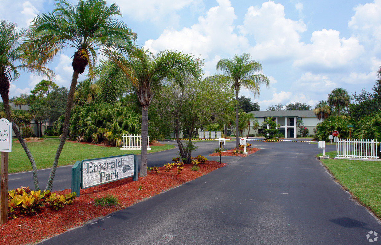 Primary Photo - Emerald Park Condominiums