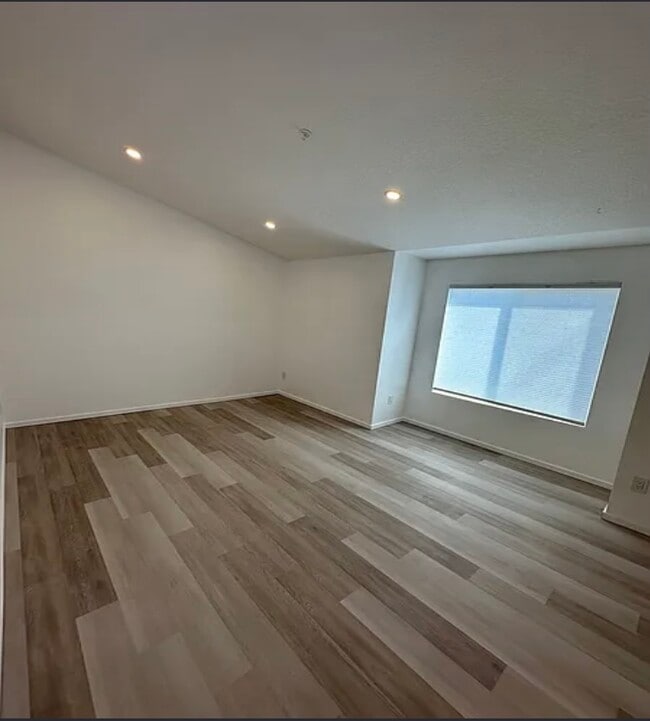 Building Photo - 7943 SW 17th Ave