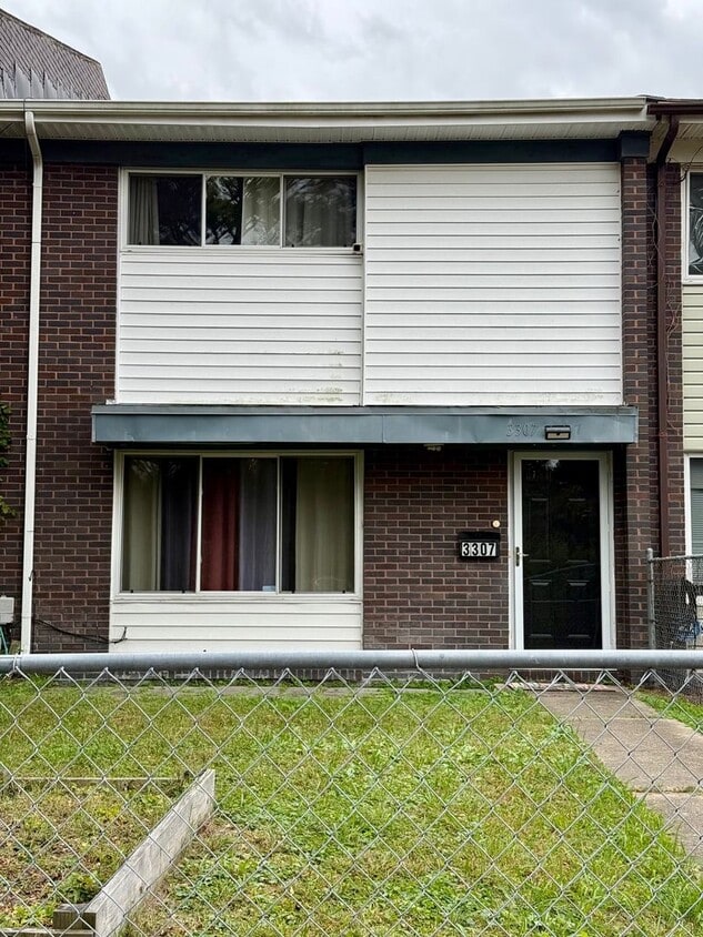 Foto principal - Charming 3-Bedroom Townhome with Fenced Yard