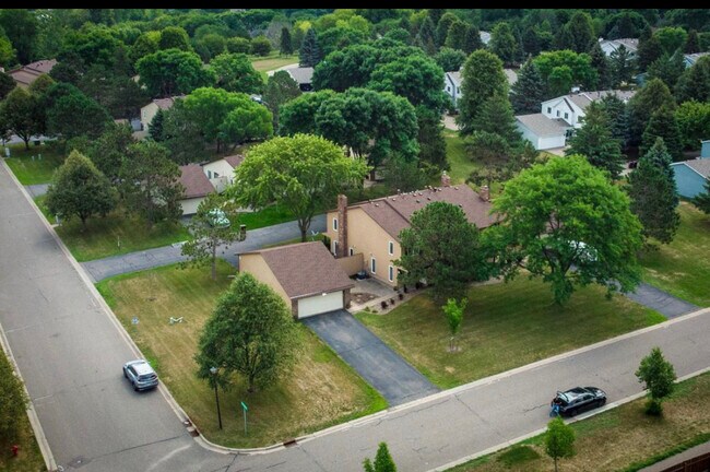 nice corner lot - 2475 Wimbledon Dr