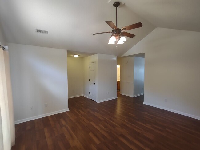Foto del edificio - Beautiful Brick Ranch located in Cinnamon ...