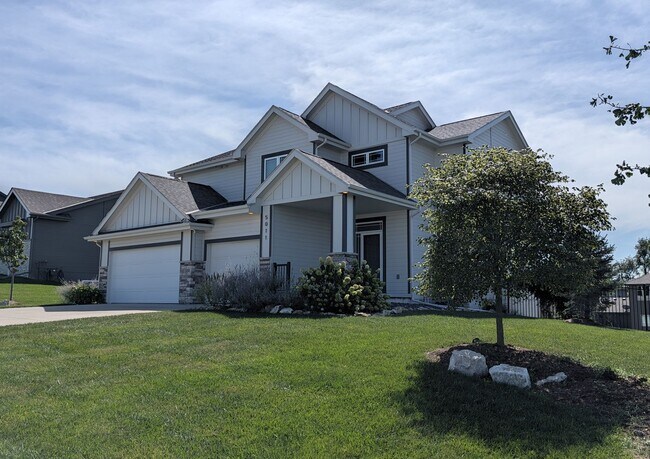 Building Photo - 5011 Clearwater Dr