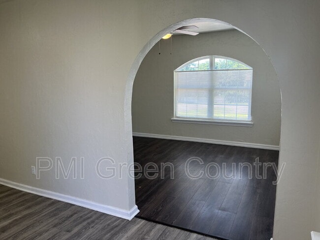 Foto del edificio - 2432 E Pine St