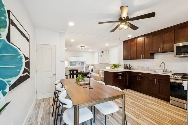 Foto del edificio - Stylishly Renovated 3-Bedroom Home with Pr...