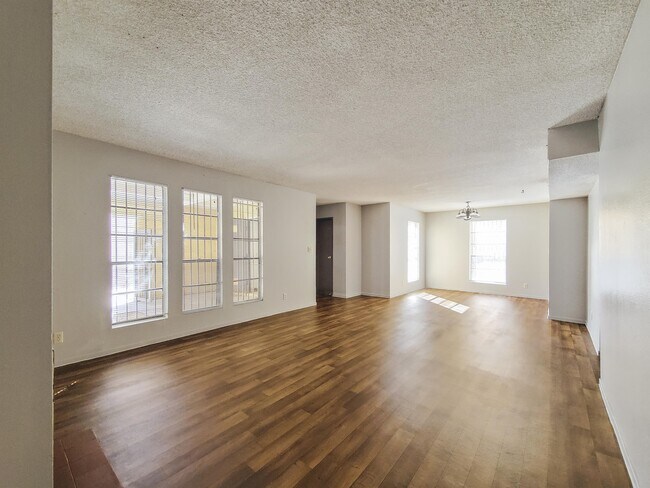 Foto del edificio - 4640 Koval Ln