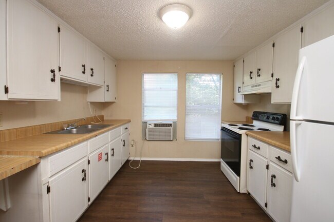Foto del edificio - Southwest Pensacola 1BR, 1BA Upstairs Apartment on Cul-de-Sac with Wood-Look Flooring, Included U...