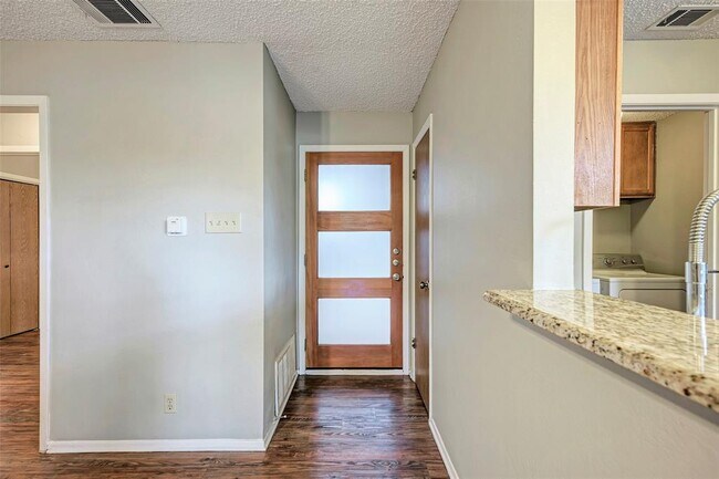 Foto del edificio - 2106 Nickerson St