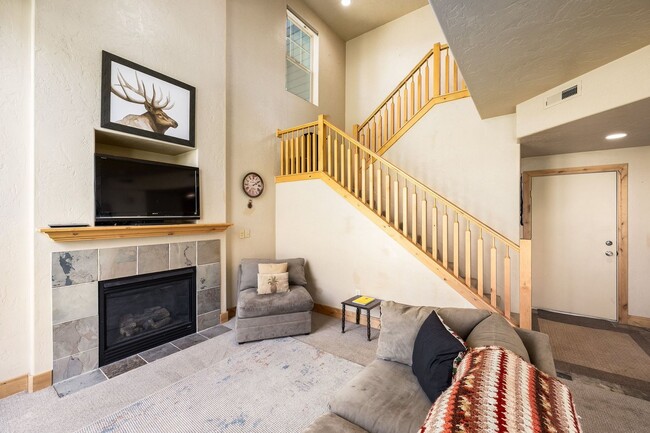 Building Photo - 6144 Fox Point Cir