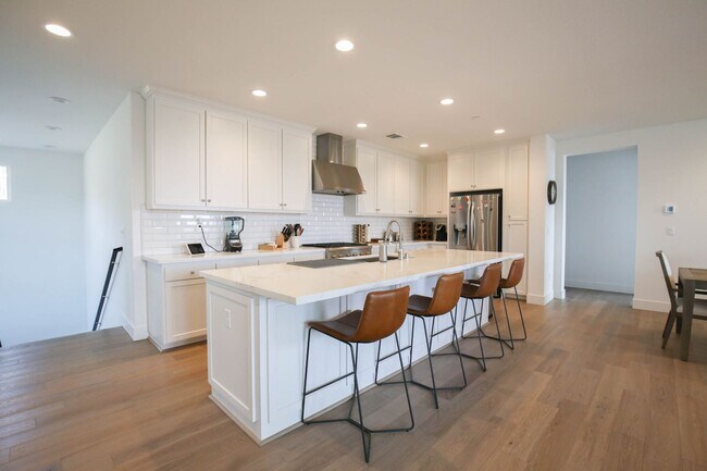 Foto del edificio - Enjoy Bay Views And Trails In This Newer Modern 3 Bedroom Home